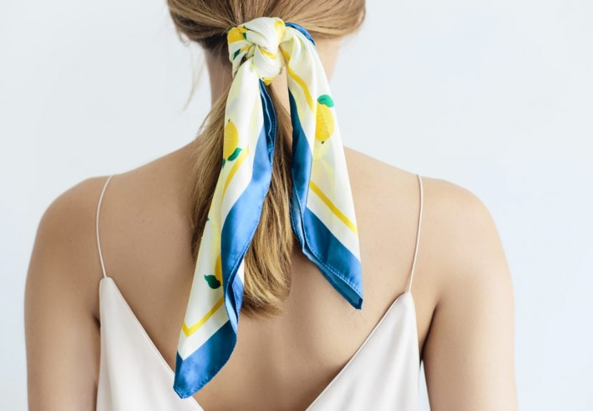 Un foulard sur les cheveux